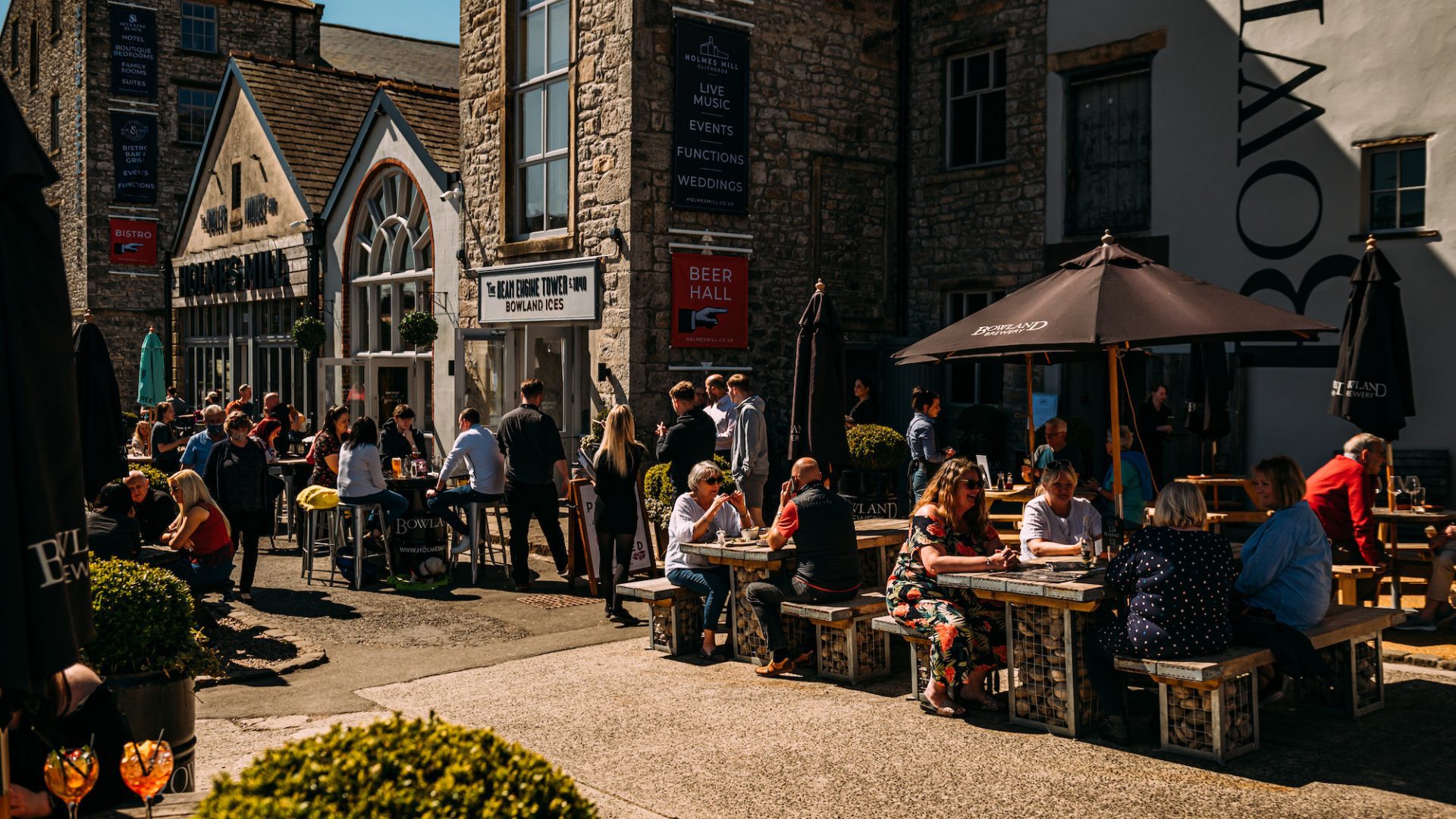 Seasonal marketing campaigns for hospitality businesses: stay booked all year-round